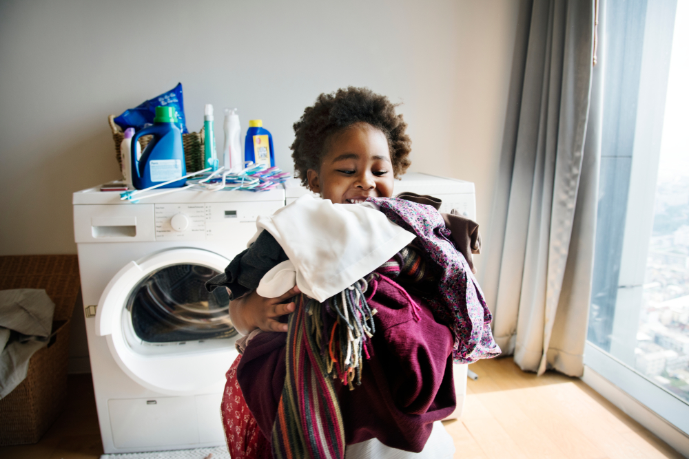 child -washing-clothes